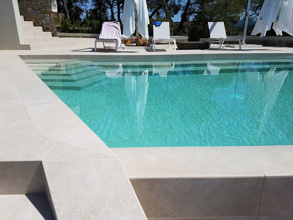 Piscina con scalinata